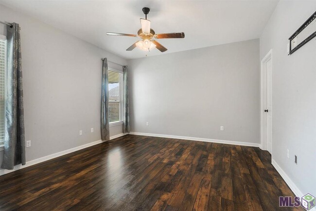 Building Photo - 3 bedroom 2 bath open floorplan in Prairie...