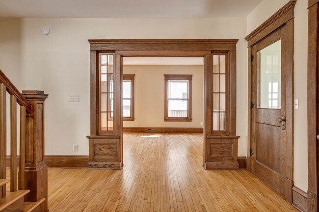 Building Photo - 2027 Emerson Ave S