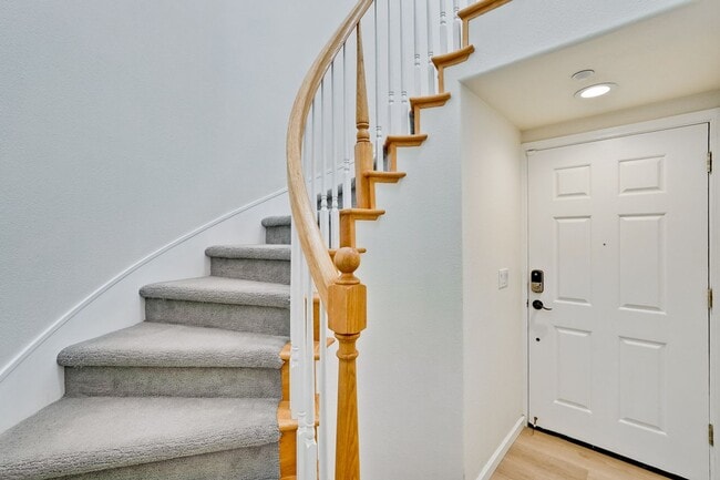 Building Photo - Beautiful 2 Bed 2 Bath End Unit Townhome in Communication Hills!