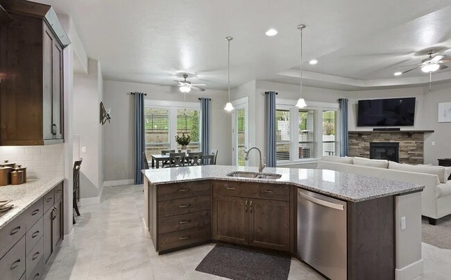 Foto del edificio - 1421 W Whitehall Dr
