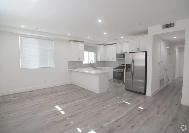 Building Photo - 7129 S La Cienega Blvd