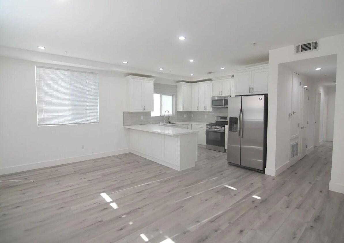 Foto principal - 7129 S La Cienega Blvd