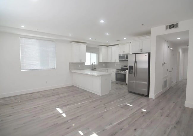 Building Photo - 7129 S La Cienega Blvd