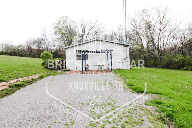 Building Photo - 625 Union School Rd