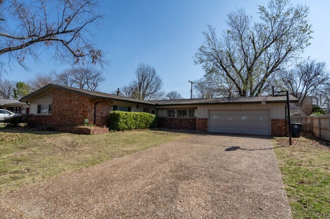 Foto del edificio - Large 3 Bedroom 2 Bath Home!