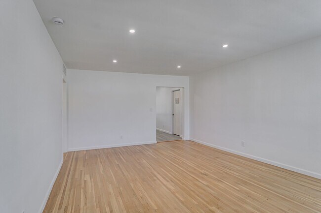 Building Photo - Newly Remodeled East Side Home!