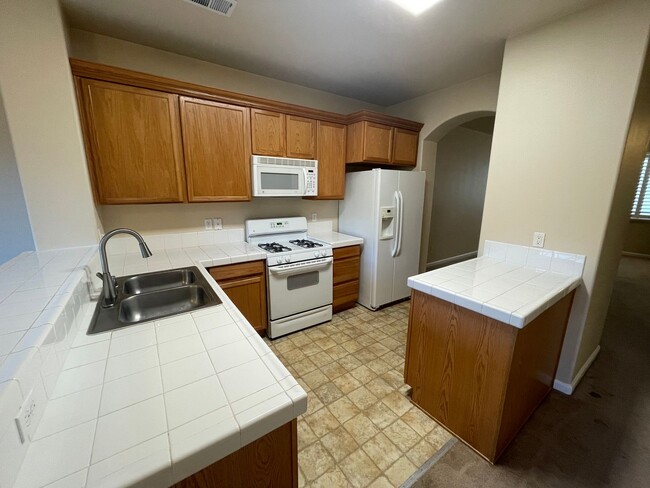 Building Photo - 2BR Townhome Close to UNR!