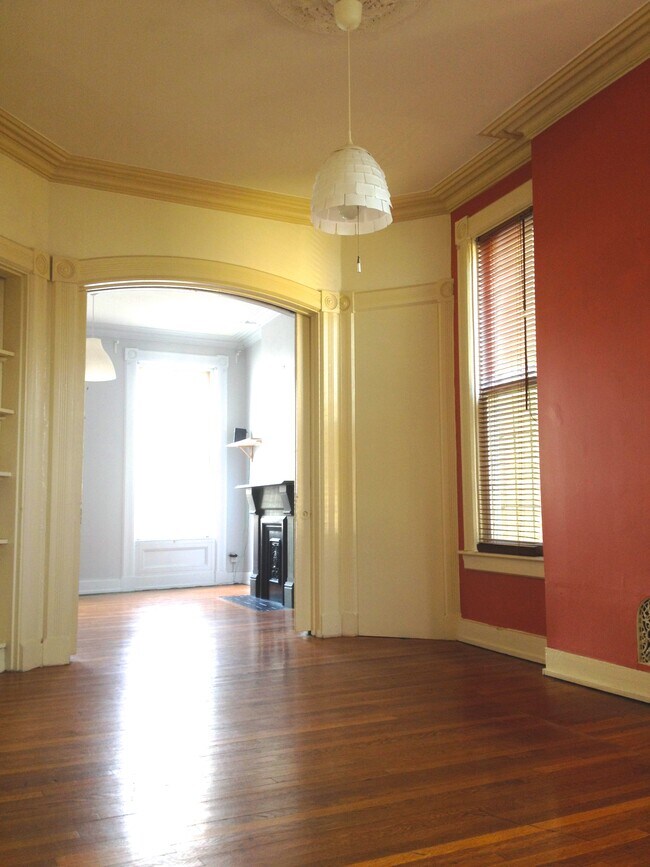 Mid room looking forward. - 22 Lyon St