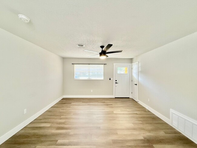 Building Photo - 3-Bedroom Home Ranch-Style Home