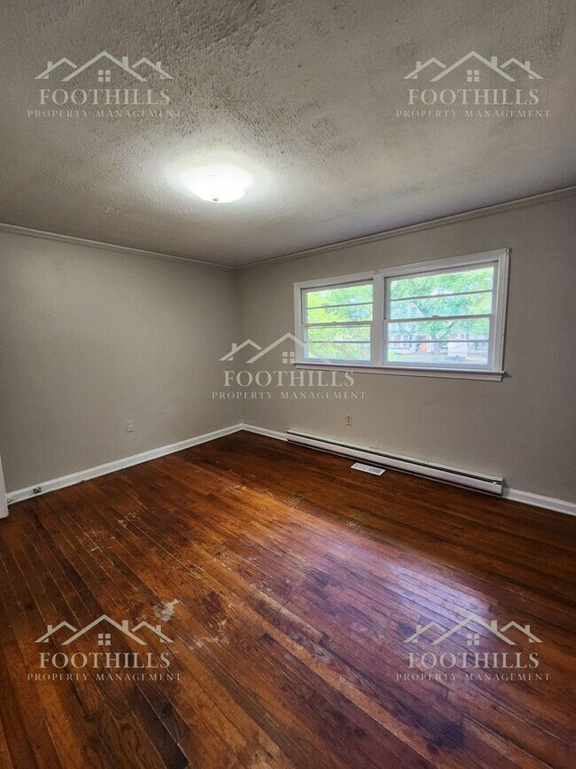 Building Photo - 204 Pine Ln
