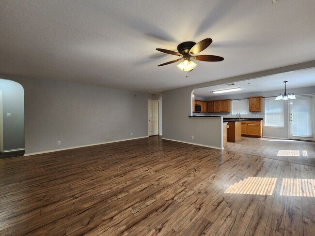 Foto del edificio - No Carpet / Storage Shed / Back Patio  /  ...