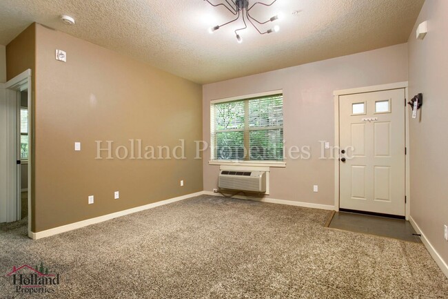 Building Photo - 670 NE Roydon Ln