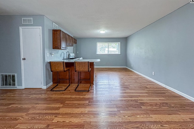 Building Photo - Charming 3-Bedroom Cottage in Prime Location