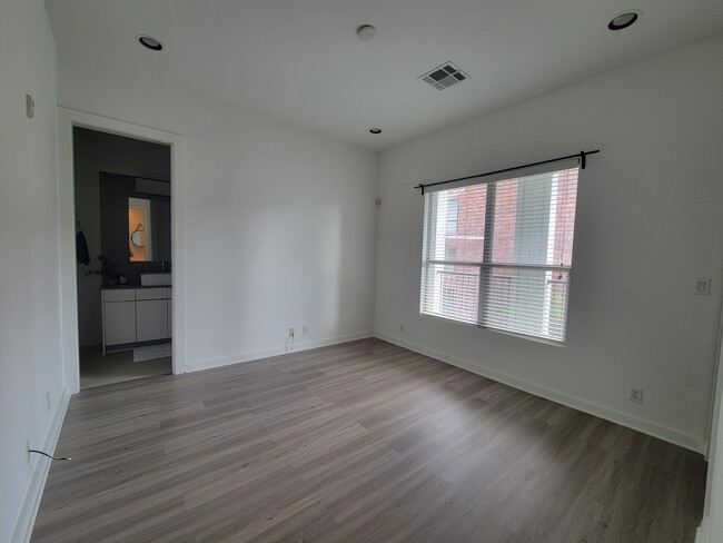 Secondary bedroom with en suite bathroom - 207 Pierce St