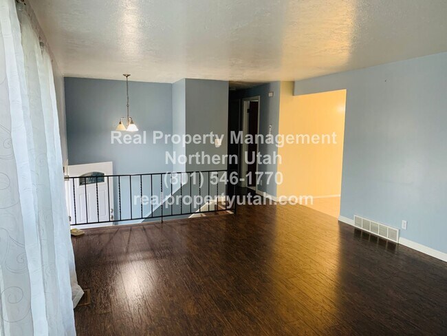 Building Photo - 4 Bedroom 2 Bath Layton Home Now Available!