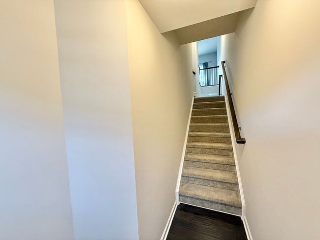 Building Photo - Stunning 3BD, 2.5BA End Unit Durham Townho...