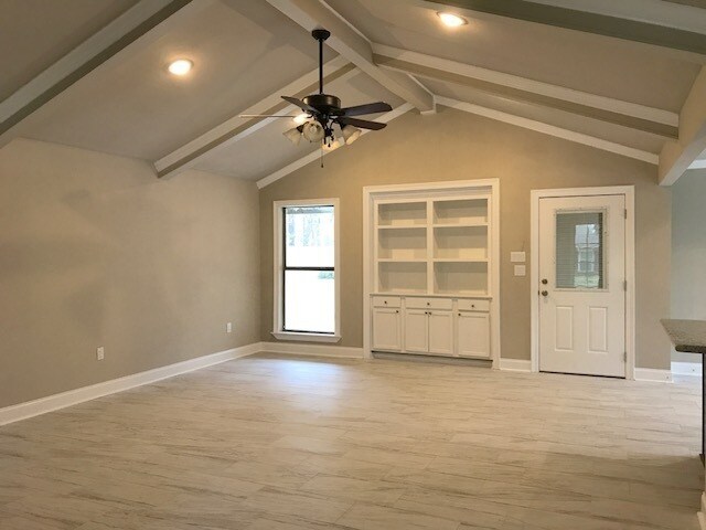 Foto del edificio - 15927 Woodwick Ave