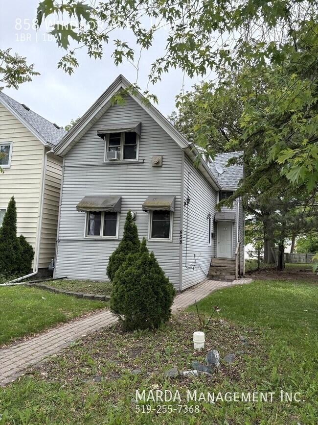 Photo du bâtiment - COZY 1 BED/1 BATH DOWNTOWN WINDSOR + GAS