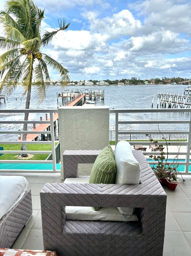 Building Photo - 328 N Lake Dr