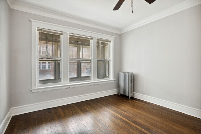 Building Photo - 3040 W Sunnyside Ave