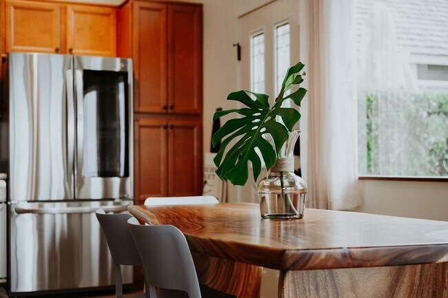 Building Photo - Oceanfront Cottage FULLY-FURNISHED 2 bedro...