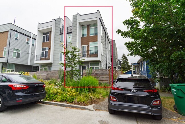 Building Photo - 2Bd/1.75Ba Seattle Townhome