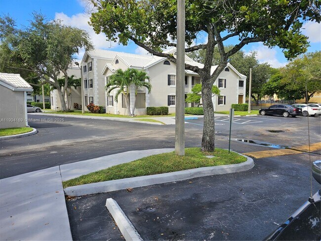 Foto del edificio - 2880 N Oakland Forest Dr