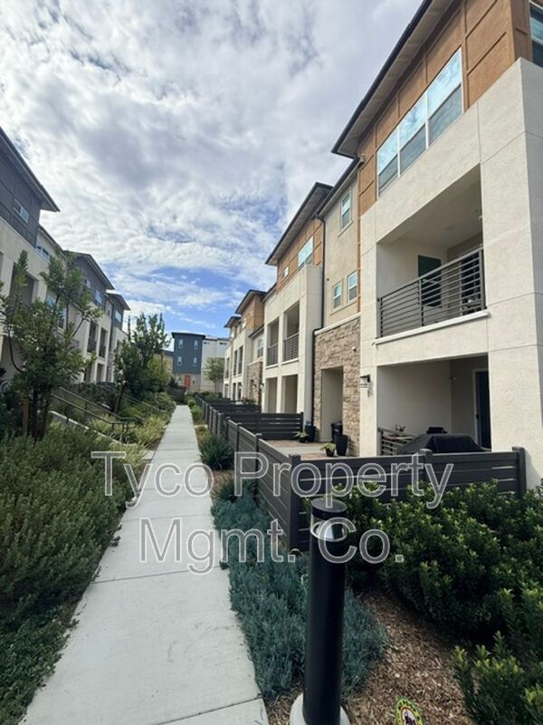 Building Photo - 784 Vada St