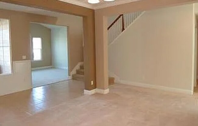 Building Photo - Large 4 bedroom 3 bathroom home with loft.