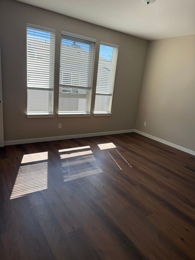 Building Photo - 3bd/2.25ba Lake Forest Park Townhome