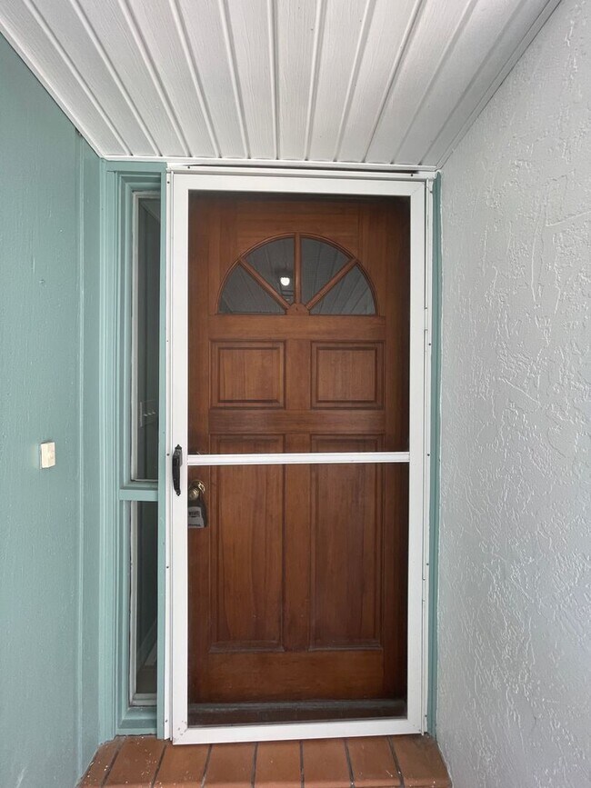 Building Photo - 2 Bedroom 2.5 Bathroom Beachside Townhouse