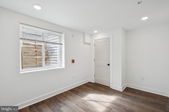 Foto del edificio - 4237 Mantua Ave