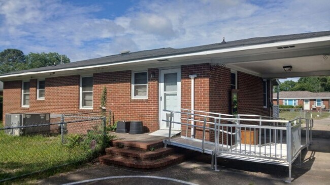 Foto del edificio - 3 Bed / 1 Bath Available in Lafayette Villiage!