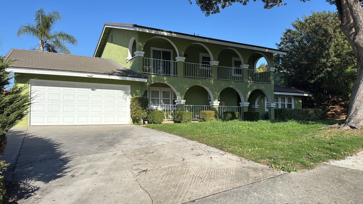 Building Photo - Home with Scenic Views!!