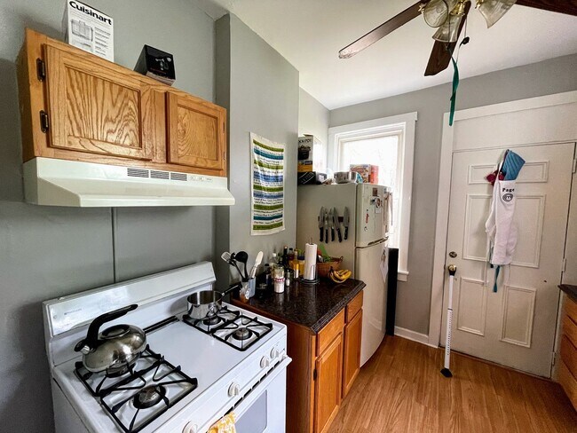 Building Photo - 3 bed 1 bath - recently updated, washer/dr...