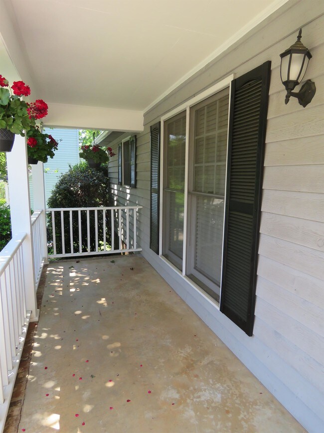 Building Photo - 1064 Summit Dr