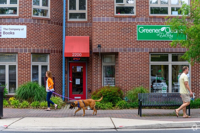 Locals love taking a stroll down Mount Vernon Avenue in Del Ray.