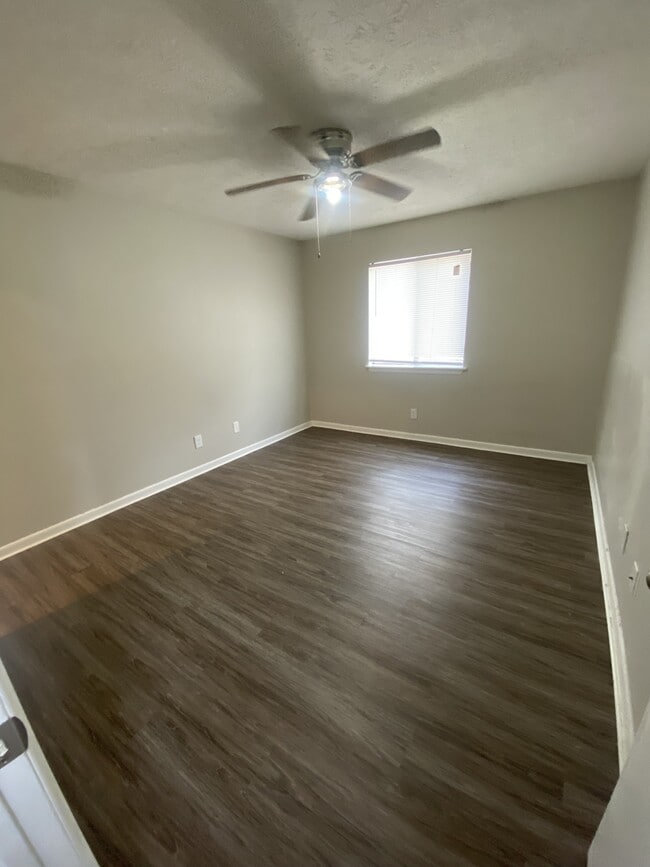 Building Photo - 841 Applewood Ln