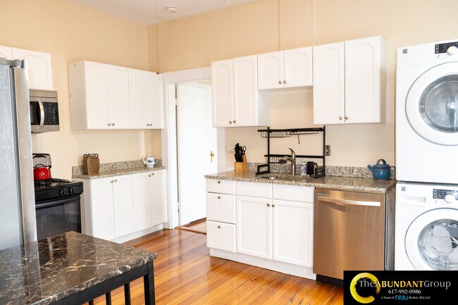 Building Photo - 133 Otis St