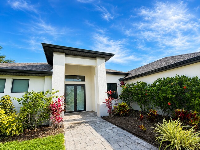Foto del edificio - Move In Special! Pool Home with Canal View