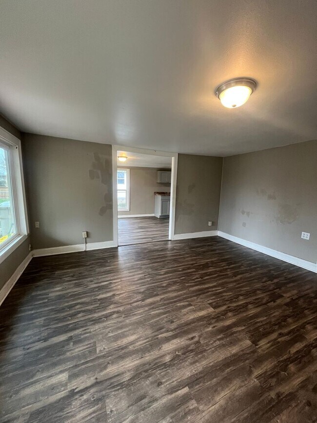 Foto del edificio - 4-Bedroom 1 1/2-Bath home in Junction City