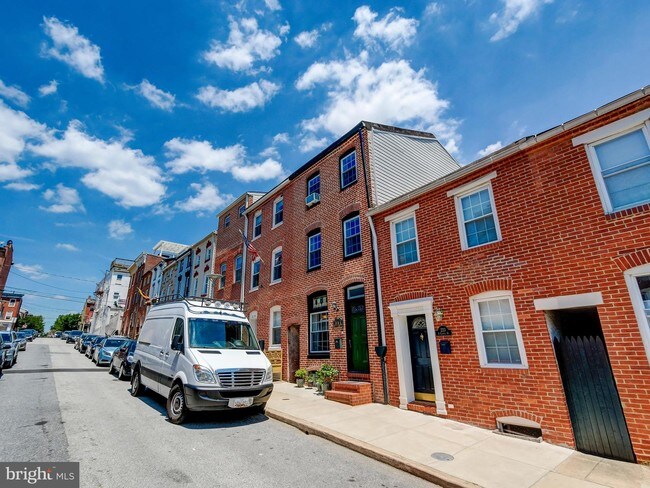 Building Photo - 221 S Castle St