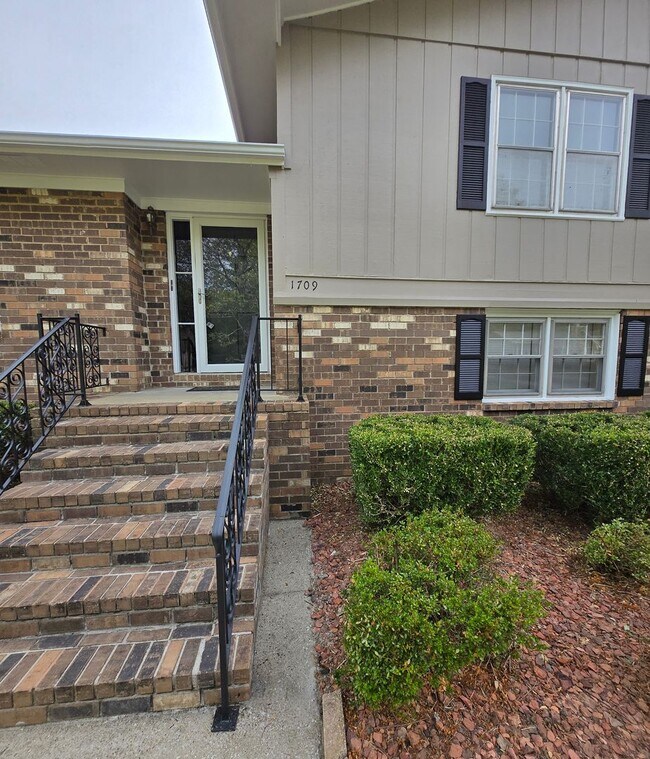 Foto del edificio - Beautiful 3-Bedroom Home with Bonus Room i...