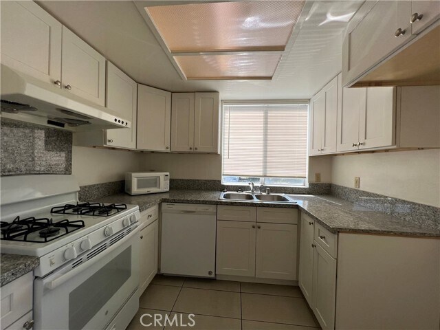 Foto del edificio - 1211 Huntington Dr