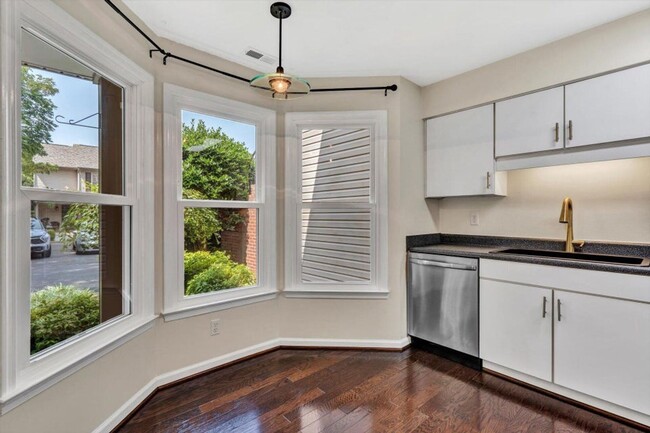 Building Photo - Spacious Roanoke County Townhouse