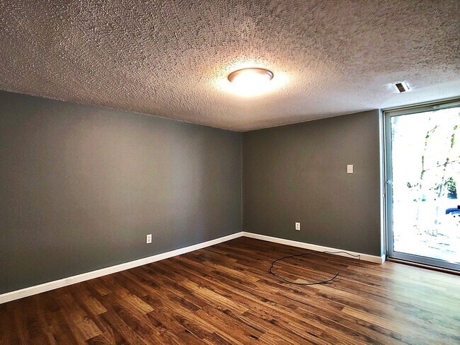 Foto del edificio - Wooded Walkout 3 Bedroom $875 per mo/ deposit