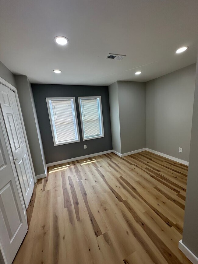 Building Photo - Renovated 3 Bed, 1 Bath Townhome in Darby