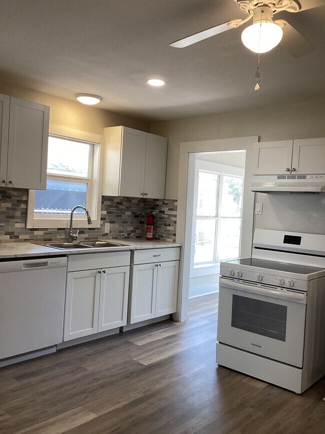 Foto del edificio - Gorgeous Newly Renovated 1 Bedroom Pets We...