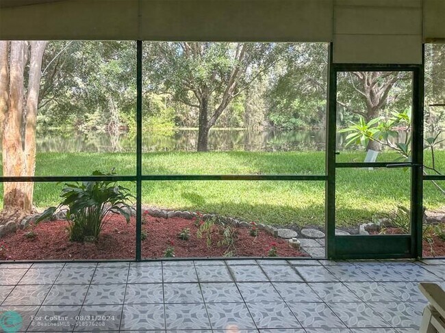 Foto del edificio - 556 Woodgate Cir