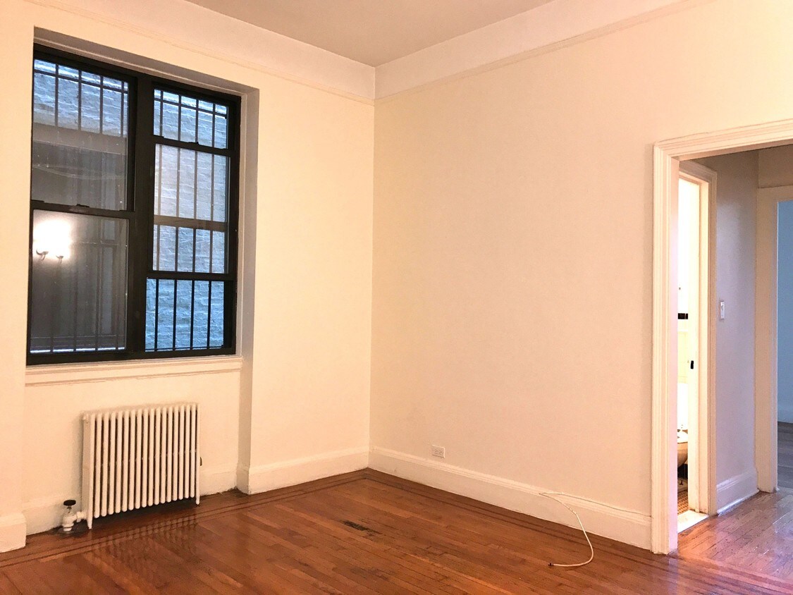 Primary Photo - 78 Manhattan Ave